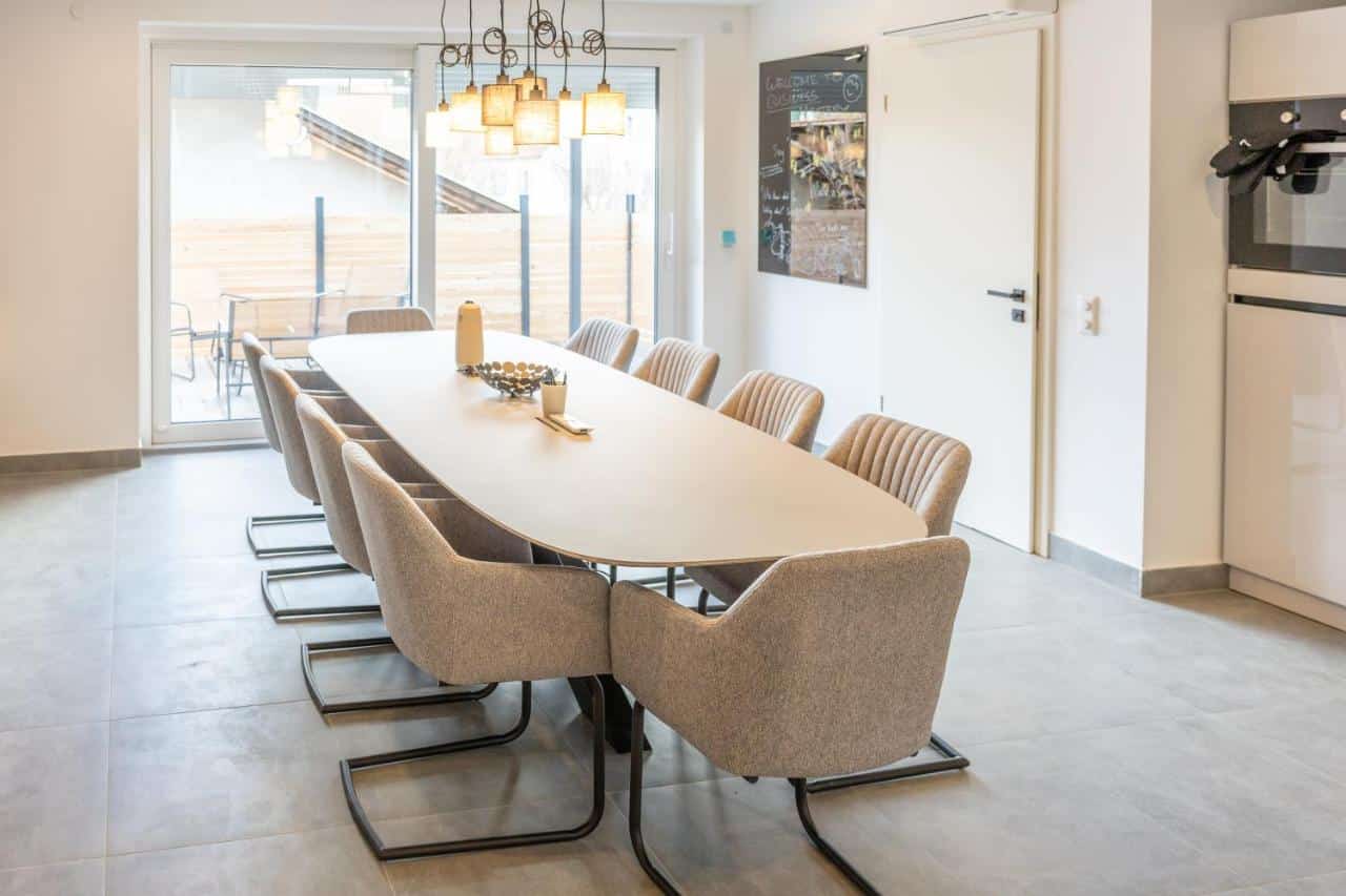 Großer Tisch zum Arbeiten und Spielen als Familie oder Coworker im SEEZEIT Apartment