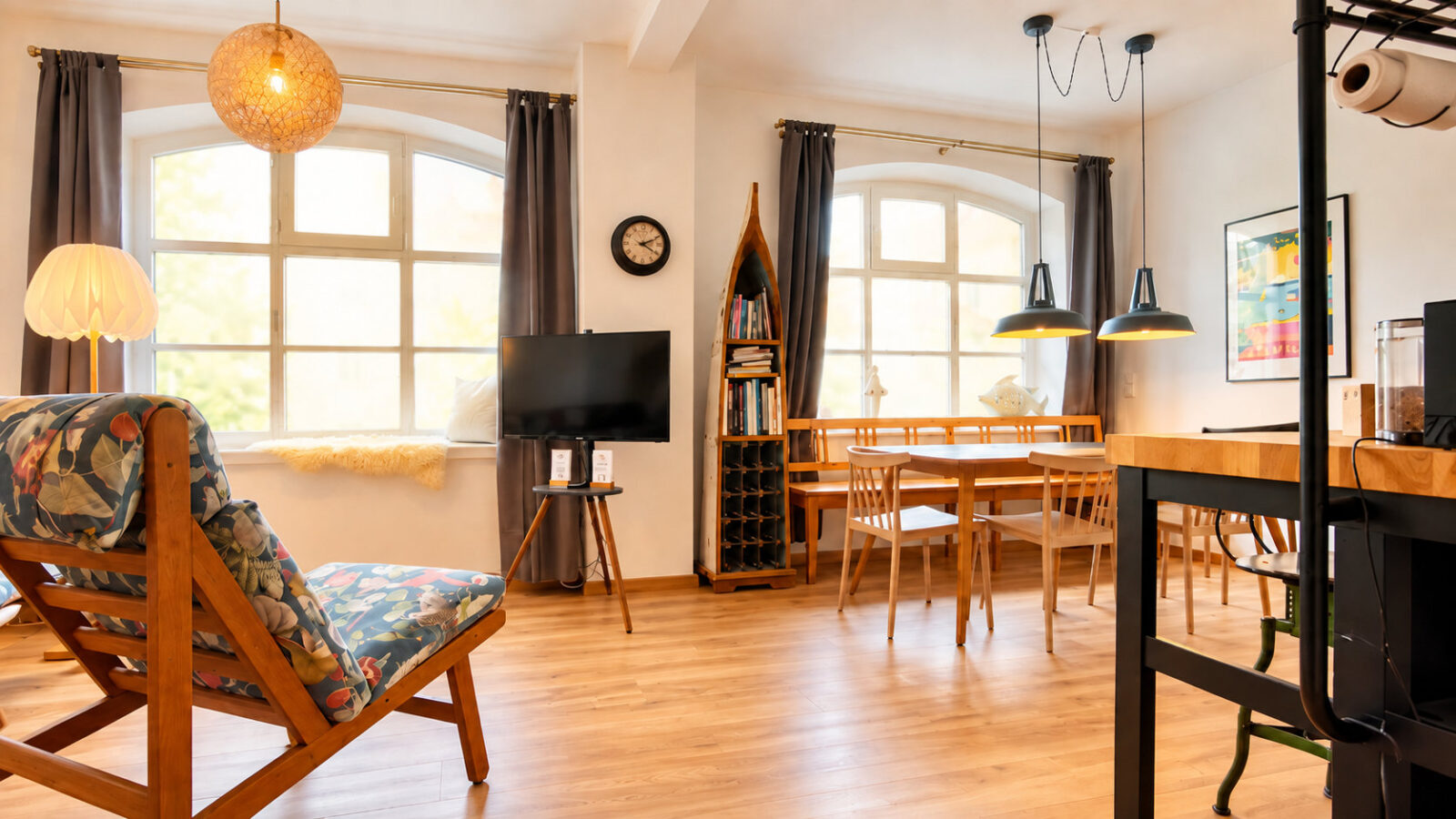 SEEZEIT Ferienwohnungen am Mühlbach – Apartment mit 2 Schlafzimmern: Heller Wohn- und Essbereich mit Rundbogenfenstern