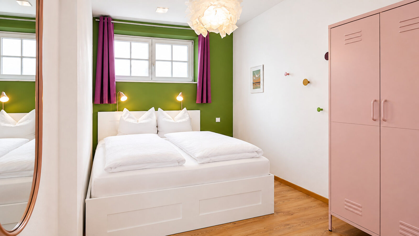 SEEZEIT Ferienwohnungen am Mühlbach – Apartment mit 2 Schlafzimmern: Schlafzimmer mit Doppelbett und Kleiderschrank