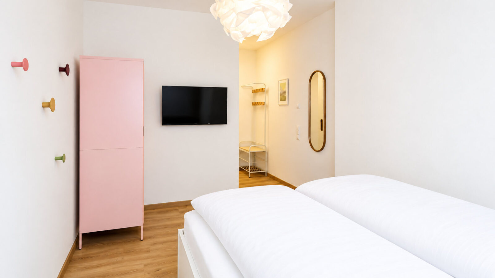 SEEZEIT Ferienwohnungen am Mühlbach – Apartment mit 2 Schlafzimmern: Schlafzimmer mit Doppelbett und TV