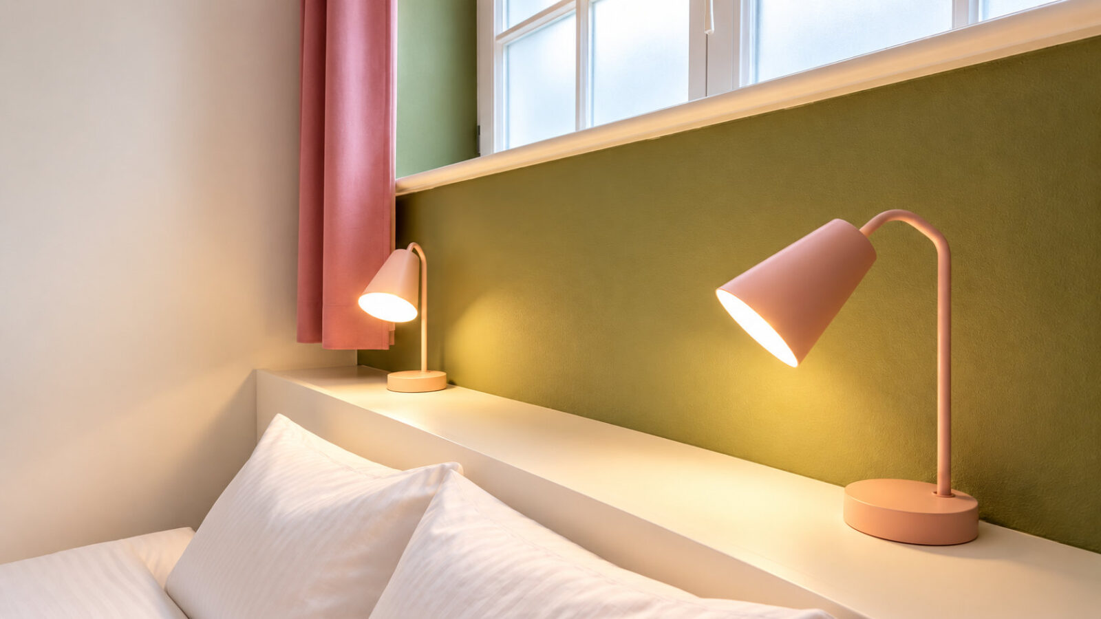 SEEZEIT Ferienwohnungen am Mühlbach – Apartment mit 2 Schlafzimmern: Leselampe am Bett im Schlafzimmer
