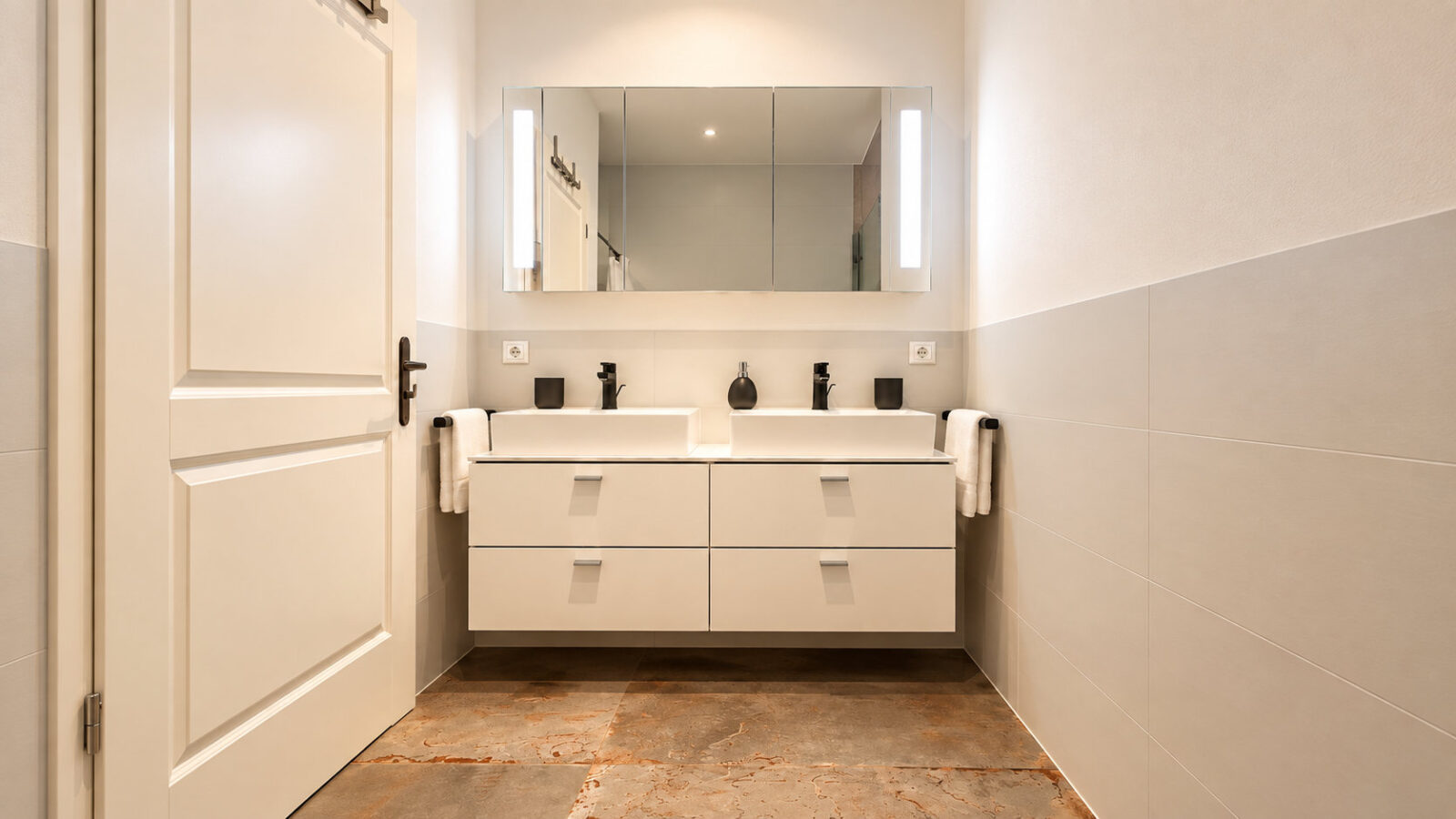 SEEZEIT Ferienwohnungen am Mühlbach – Apartment mit 2 Schlafzimmern: Badezimmer mit Doppelwaschtisch