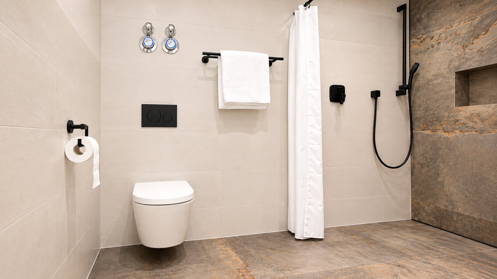 SEEZEIT Ferienwohnungen am Mühlbach – Apartment mit 2 Schlafzimmern: Bodengleiche Dusche im Badezimmer