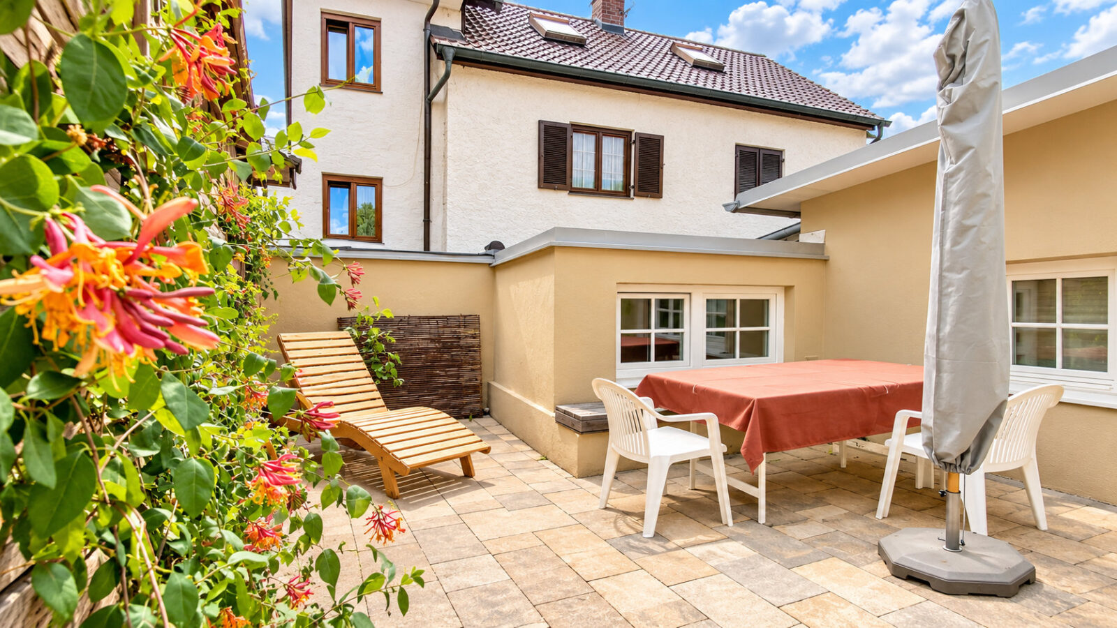 SEEZEIT Ferienwohnungen am Mühlbach – Apartment mit 2 Schlafzimmern: Private Terrasse mit Sitzgruppe und Liegen