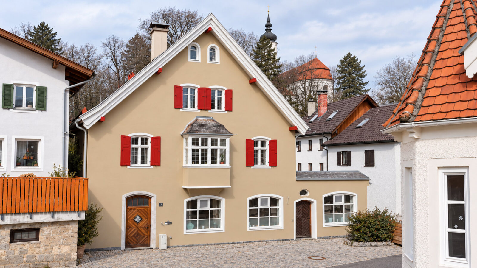 SEEZEIT Ferienwohnungen am Mühlbach – Apartment mit 2 Schlafzimmern: Hausansicht in der Schützenstraße in Dießen