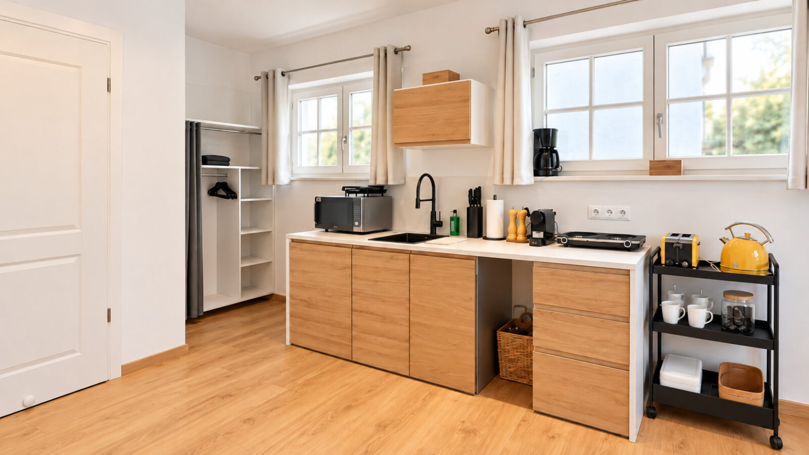 SEEZEIT Mühlbach Studio – Küchenzeile und offener Kleiderschrank SEEZEIT Ferienwohnungen am Mühlbach – Studio Apartment: Küchenzeile und offener Kleiderschrank