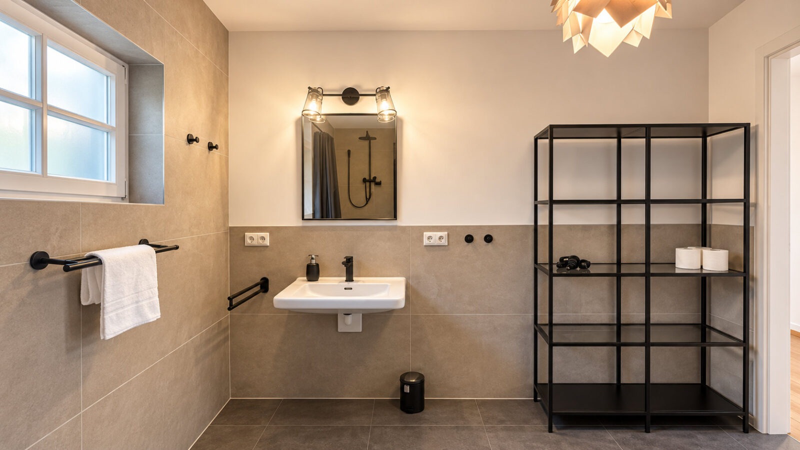 SEEZEIT Mühlbach Studio – Badezimmer mit Waschtisch und Regal SEEZEIT Ferienwohnungen am Mühlbach – Studio Apartment: Badezimmer mit Waschtisch und Regal