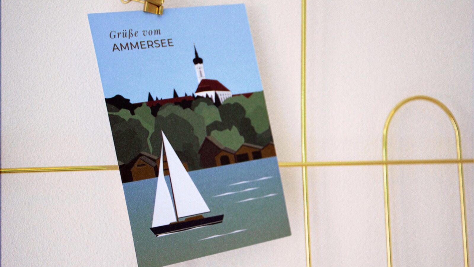 SEEZEIT Mühlbach Studio – Postkarte "Grüße vom Ammersee" als Deko-Detail SEEZEIT Ferienwohnungen am Mühlbach – Studio Apartment: Postkarte "Grüße vom Ammersee" als Deko-Detail