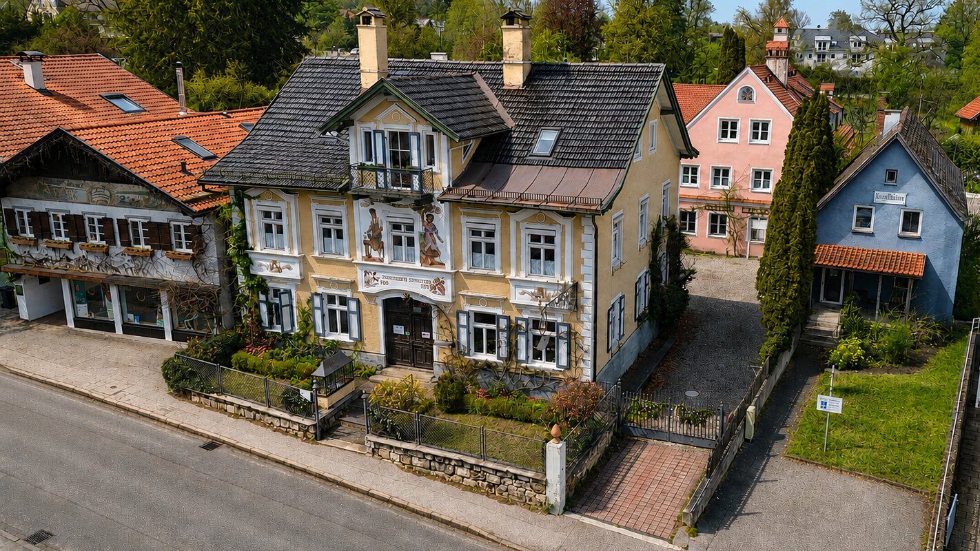 SEEZEIT Zinnmanufaktur – Luftbild des historischen Hauses an der Zinnmanufaktur in Dießen SEEZEIT Ferienwohnung an der Zinnmanufaktur: Luftbild des historischen Hauses an der Zinnmanufaktur in Dießen