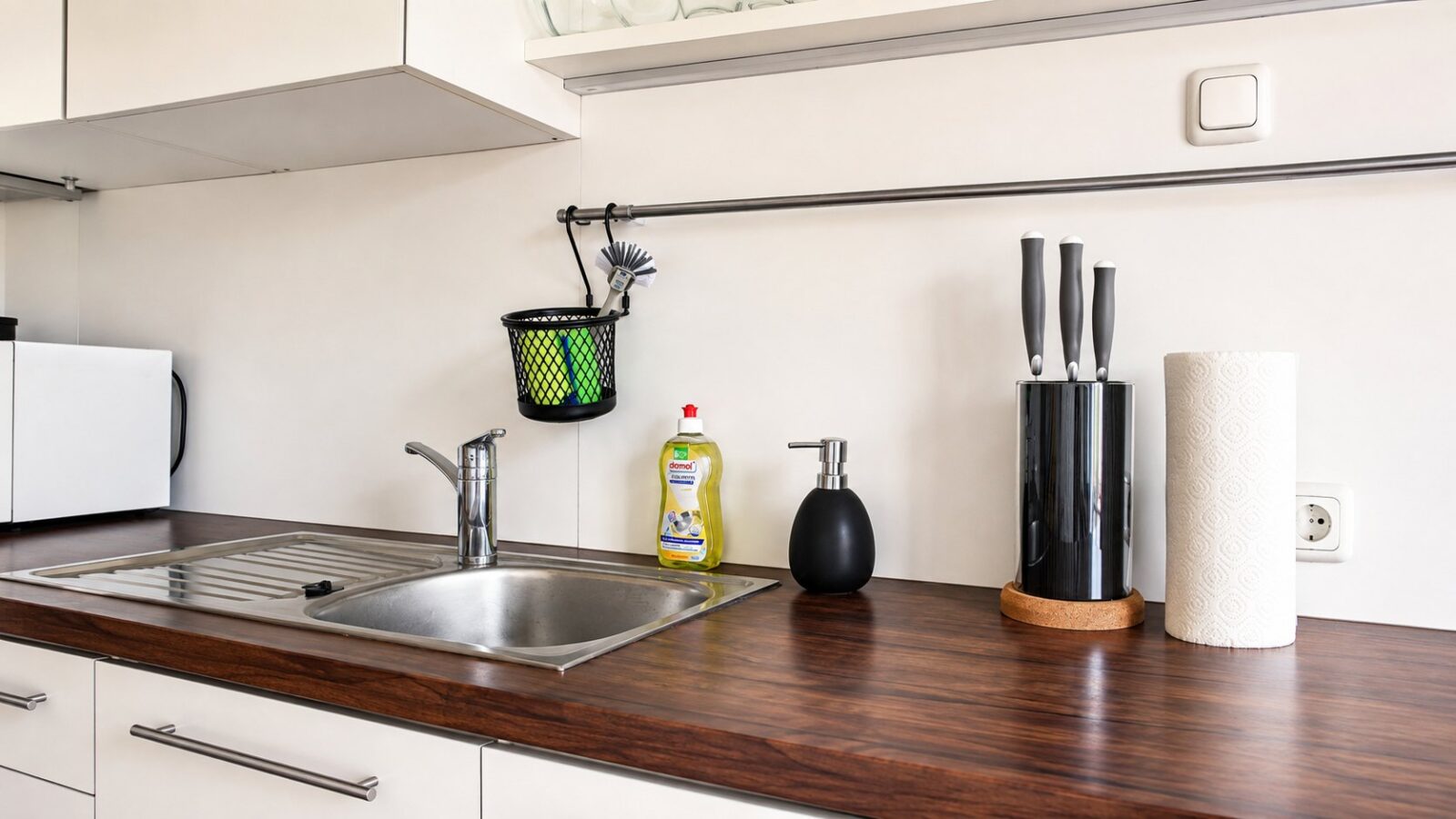 SEEZEIT Zinnmanufaktur – Küchenzeile mit Spüle SEEZEIT Ferienwohnung an der Zinnmanufaktur: Küchenzeile mit Spüle