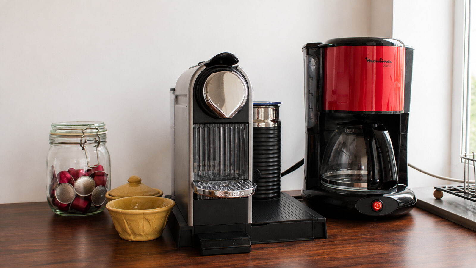 SEEZEIT Zinnmanufaktur – Kaffeemaschinen in der Küche SEEZEIT Ferienwohnung an der Zinnmanufaktur: Kaffeemaschinen in der Küche