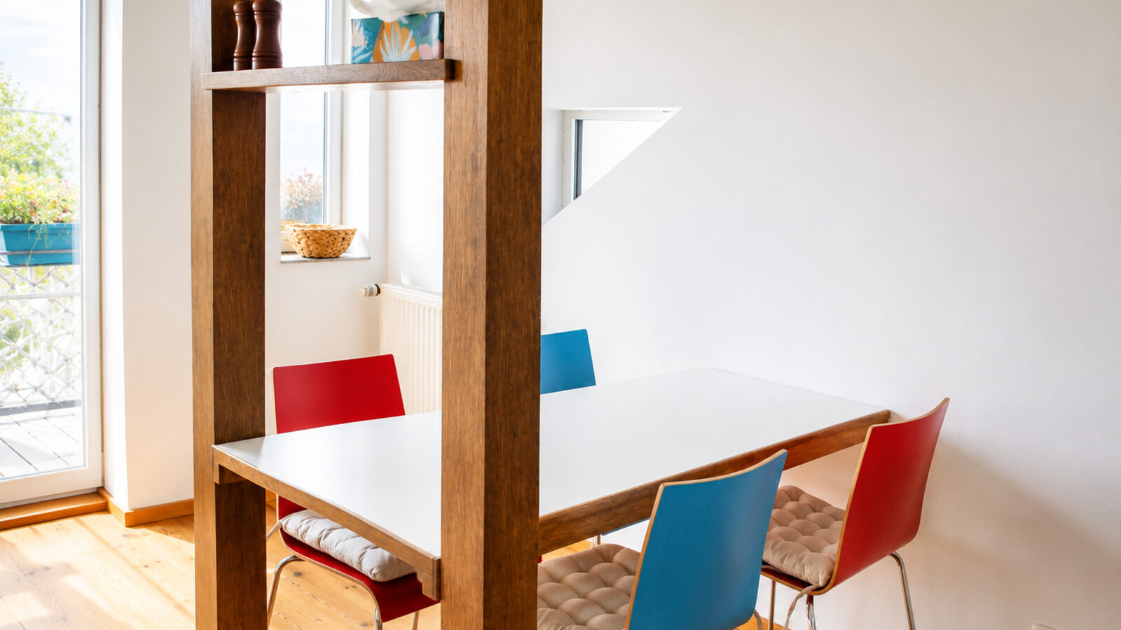 SEEZEIT Zinnmanufaktur – Frühstückstisch am Fenster SEEZEIT Ferienwohnung an der Zinnmanufaktur: Frühstückstisch am Fenster