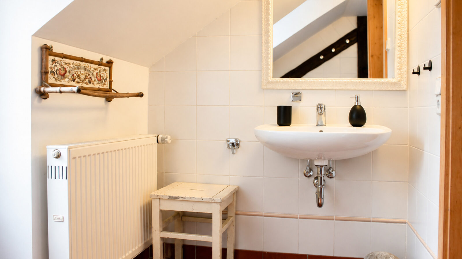 SEEZEIT Zinnmanufaktur – Badezimmer mit Waschbecken SEEZEIT Ferienwohnung an der Zinnmanufaktur: Badezimmer mit Waschbecken