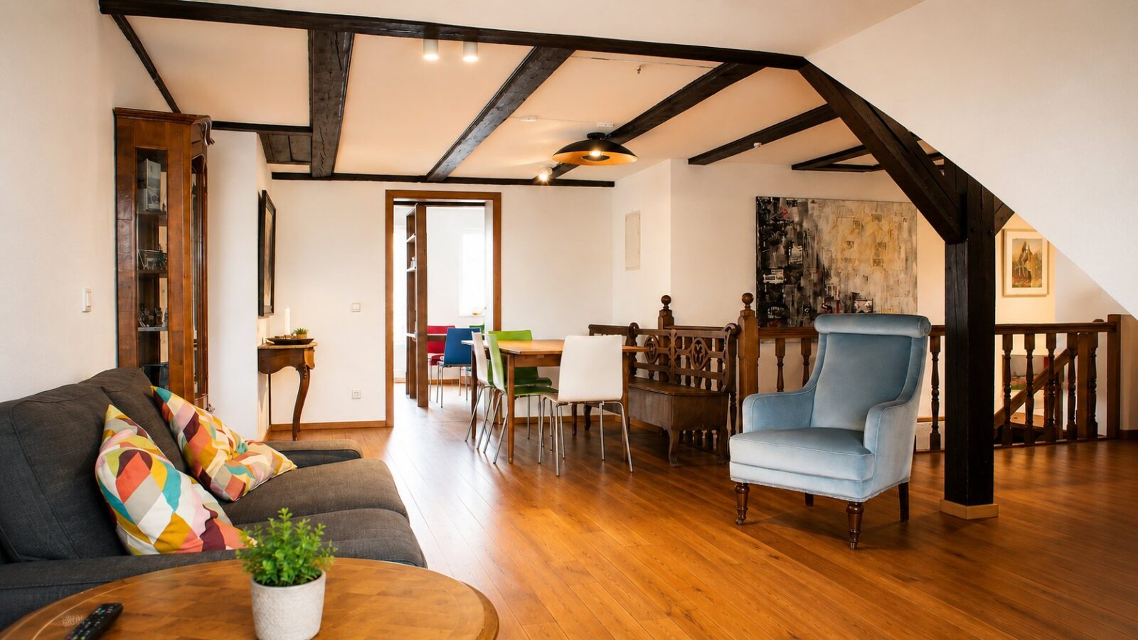 SEEZEIT Zinnmanufaktur – Wohnbereich mit Sofa und historischen Holzbalken SEEZEIT Ferienwohnung an der Zinnmanufaktur: Wohnbereich mit Sofa und historischen Holzbalken
